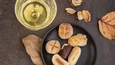 6 vinos singulares para maridar con los panellets de la castañada: no todo es moscatel