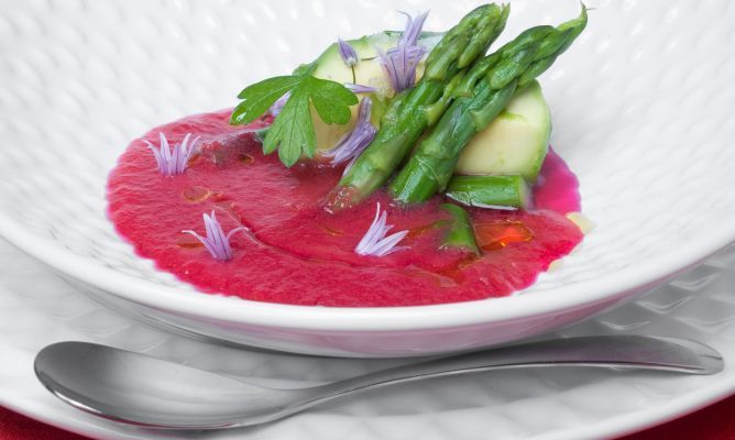 gazpacho-de-sandia-remolacha-con-aguacate-esparragos